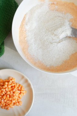 Beyaz kasede tam buğday unlu mercimek. Sağlıklı vejetaryen pişirme konsepti, doğal dokular ve minimum altyapısı, sağlıklı beslenme temaları. Üst Manzara. Boşluğu kopyala