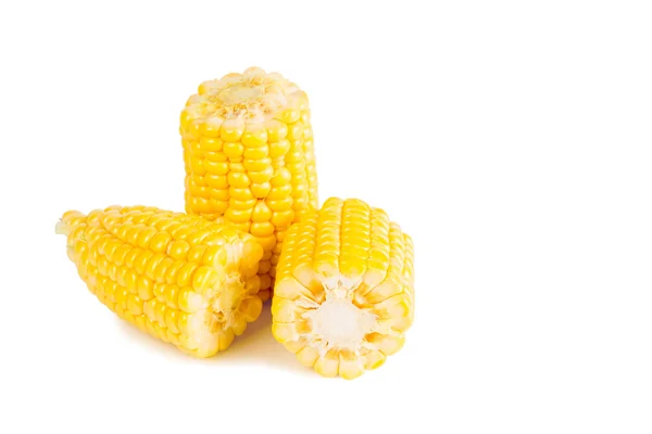 Варена кукурудза на білому тлі — стокове фото