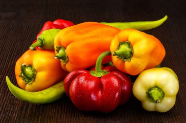 Taze organik biber tablosundaki çeşitli