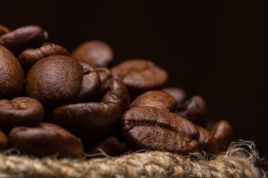 Kahve çekirdekleri bir başlık çantada yakın çekim