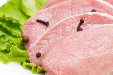 Sarımsak ve karabiber seramik plaka üzerinde ham sığır eti biftek