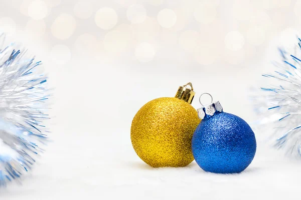 Blaue und gelbe Weihnachtskugel mit Girlanden — Stockfoto
