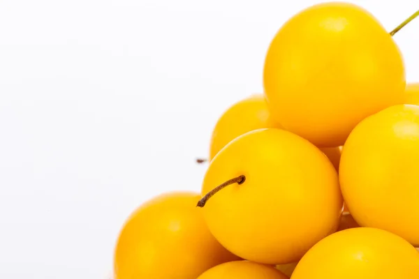 Sarı kiraz Erik - beyaz arka plan üzerinde izole avuç