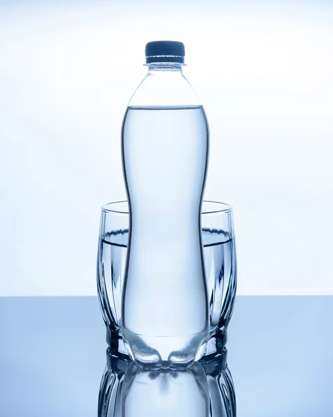 Botella de agua es — Foto de Stock