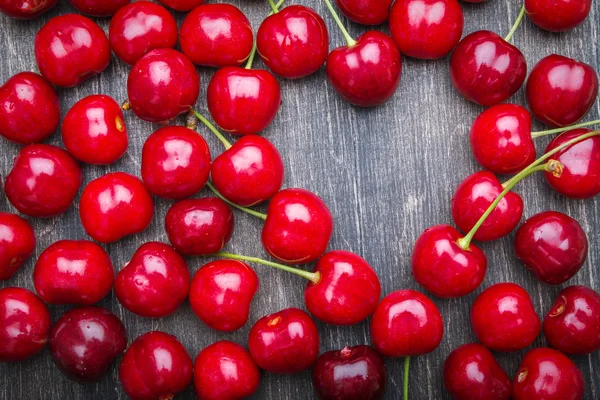 Un sacco di bacche e ciliegie a forma di cuore — Foto Stock