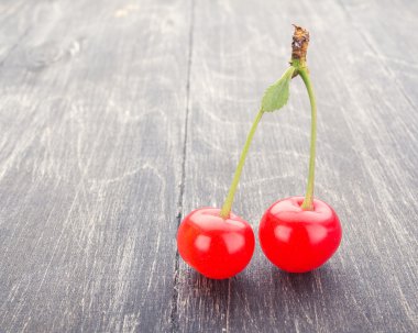 Olgun siyah kiraz yemek çubukları ile