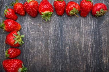 Olgun çilek bir ahşap yüzeye yalan