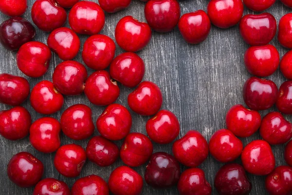 Un sacco di bacche e ciliegie a forma di cuore — Foto Stock