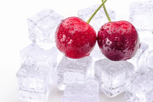 Cubos de hielo cerezas — Foto de Stock