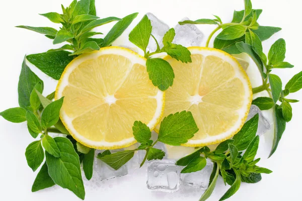 Sliced lemon lies in ice cubes with mint — Stock Photo, Image