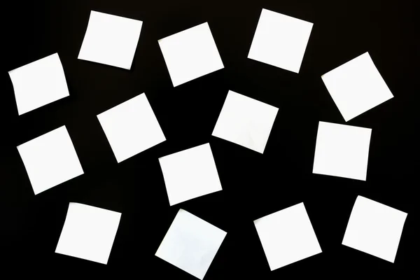 Білі наклейки на чорному фоні — стокове фото