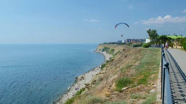 黑海海岸和远方的跳伞者 — 图库照片