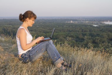 Doğa bir bilgisayarda kızla