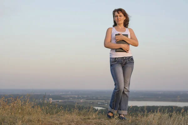 Meisje met een computer in de natuur — Stockfoto