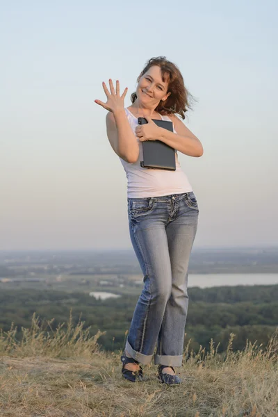 Meisje met een computer in de natuur — Stockfoto