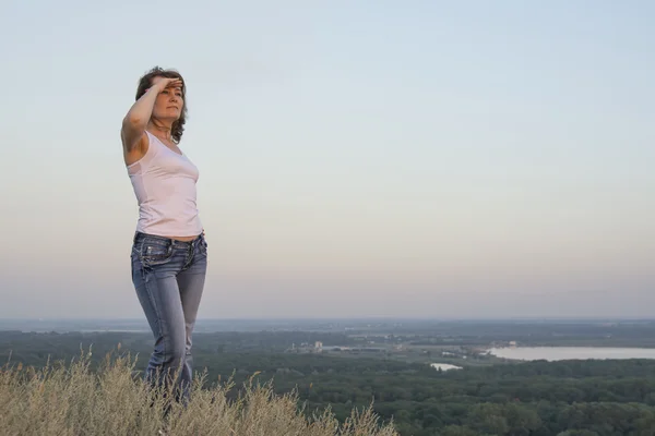 Mädchen an der Spitze blickt in die Ferne — Stockfoto