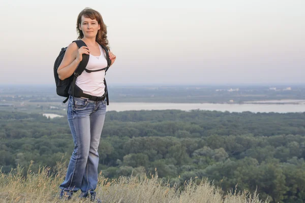 Flicka med en ryggsäck på toppen — Stockfoto