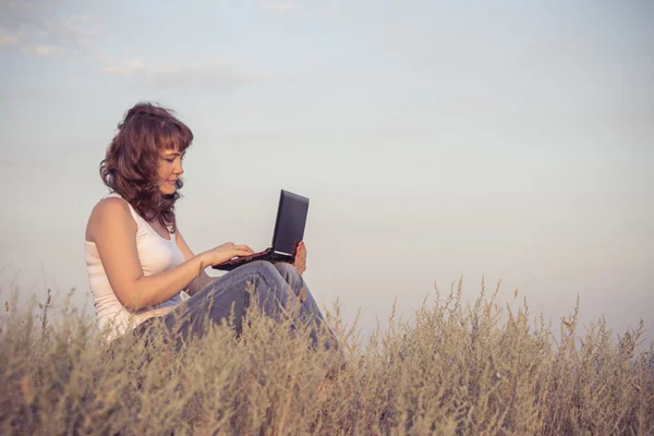 Ragazza con un computer sulla natura — Foto Stock