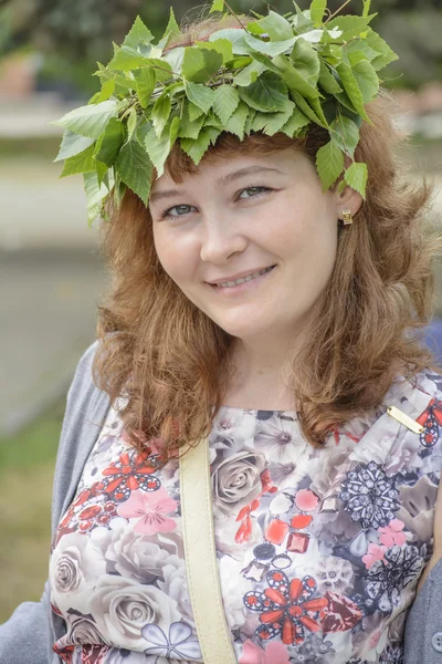 Frau hinterlässt Kranz — Stockfoto