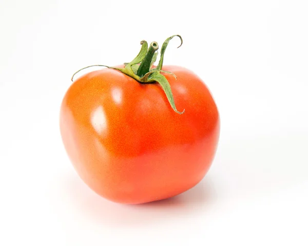 Спелый помидор на белом фоне — стоковое фото