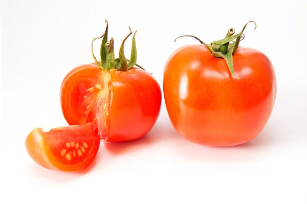 Pomodoro maturo su fondo bianco — Foto Stock