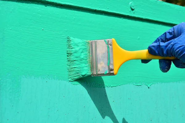 Holds the brush to paint — Stock Photo, Image