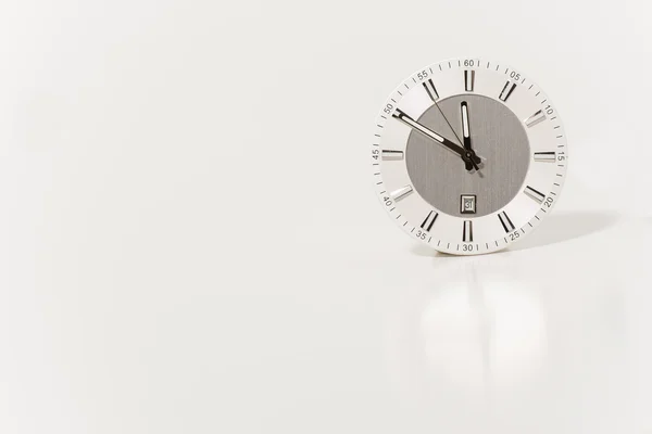 Reloj en un blanco — Foto de Stock