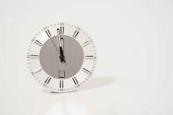 Reloj en un blanco — Foto de Stock