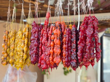 Cevizli sucuk konuları üzerinde asılı