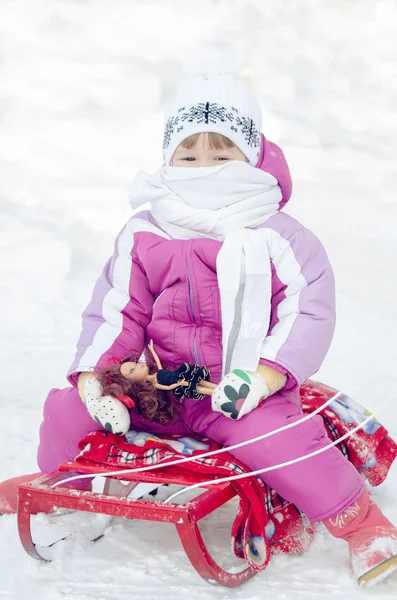 Pequena menina trenó — Fotografia de Stock