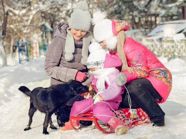 Anne kızı ve bir köpekle birlikte — Stok fotoğraf