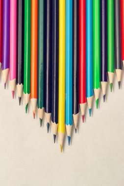 renkli kalemler üstten görünüm bilenmiş