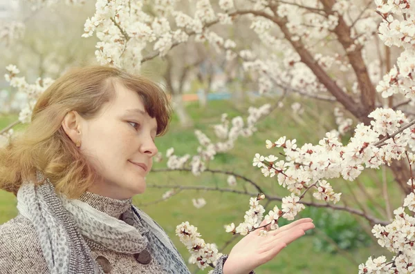 Žena stromy v květu — Stock fotografie