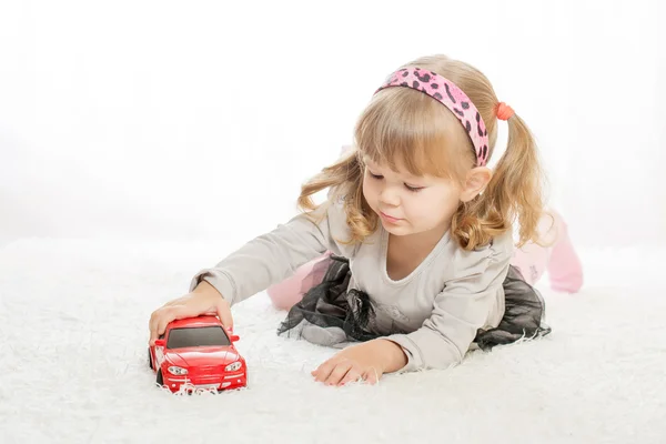Een meisje-speelgoed — Stockfoto