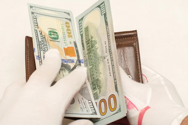 Billetes de cien dólares en su mano — Foto de Stock