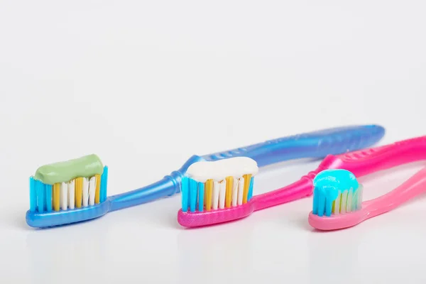 Tandenborstels met tandpasta — Stockfoto