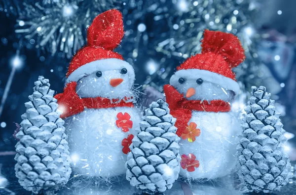 Two snowmen near the Christmas tree — Stock Photo, Image