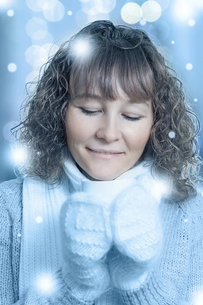 Mujer taza nieve —  Fotos de Stock