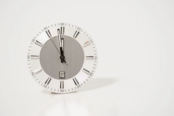 Uhr auf weißem Hintergrund — Stockfoto