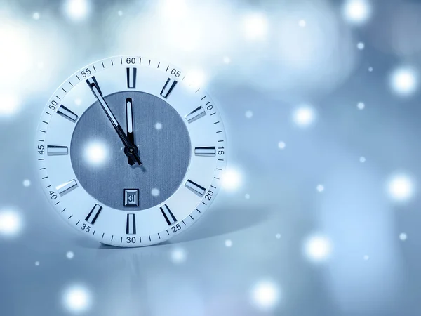 時計は、新しい年のアプローチを示しています。 — ストック写真