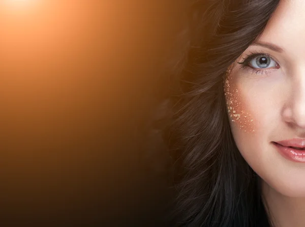 Turuncu ışık ile Güzellik Portresi