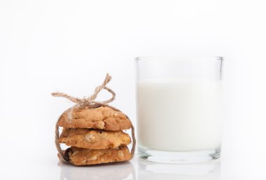 Bütün tahıl kurabiye ve beyaz arka plan üzerinde taze süt.