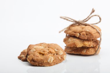 Bütün tahıl kurabiye ve beyaz arka plan üzerinde taze süt.