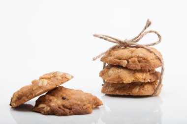 Bütün tahıl kurabiye ve beyaz arka plan üzerinde taze süt.