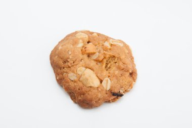 Bütün tahıl kurabiye ve beyaz arka plan üzerinde taze süt.