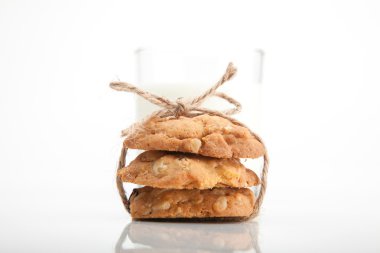 Bütün tahıl kurabiye ve beyaz arka plan üzerinde taze süt.