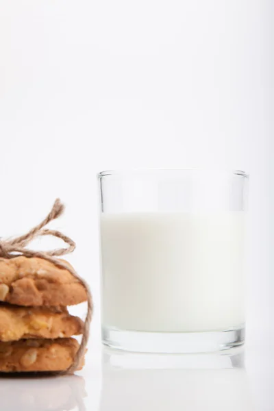 Bütün tahıl kurabiye ve beyaz arka plan üzerinde taze süt.