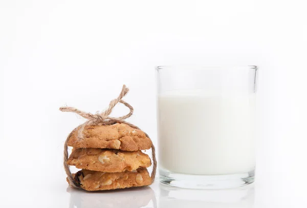 Bütün tahıl kurabiye ve beyaz arka plan üzerinde taze süt.