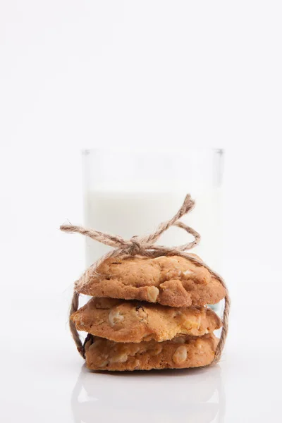 Celozrnné cookie a čerstvého mléka na bílém pozadí. — Stock fotografie