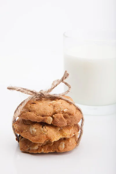 Bütün tahıl kurabiye ve beyaz arka plan üzerinde taze süt.